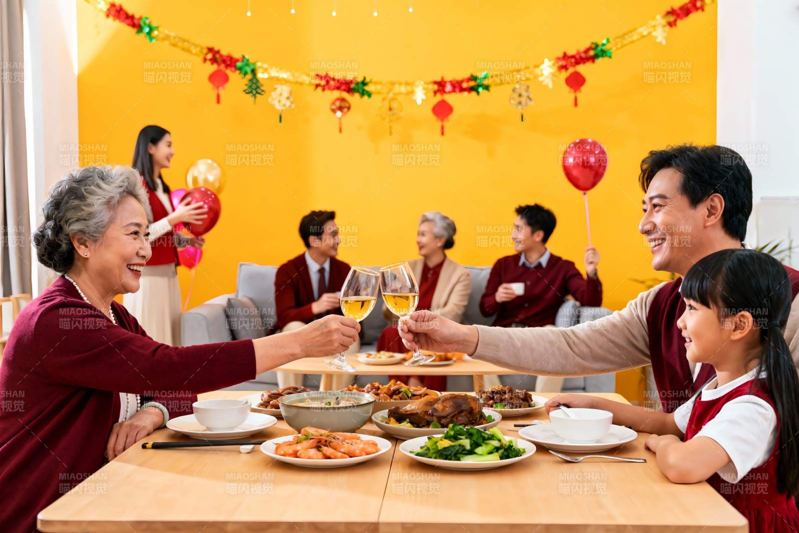 家庭聚餐欢庆节日温馨场景图片