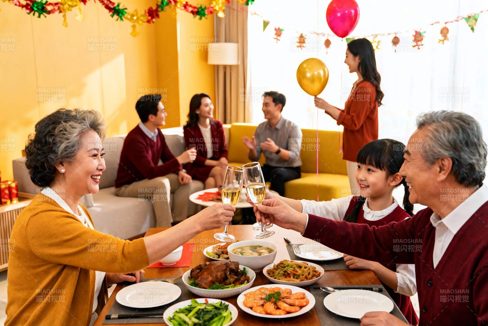 家庭聚餐欢庆节日温馨场景图片