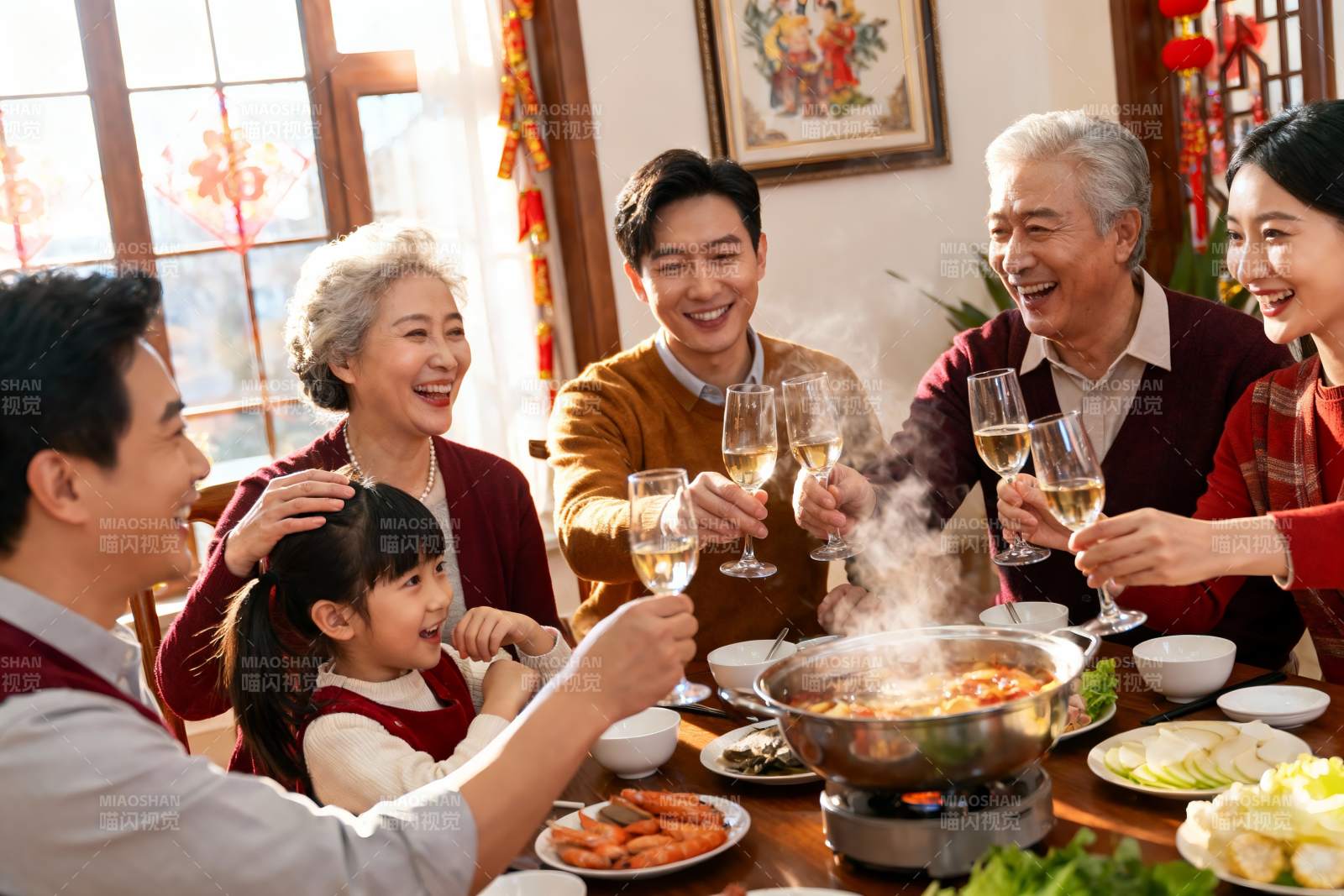 家庭聚餐欢庆团圆图片