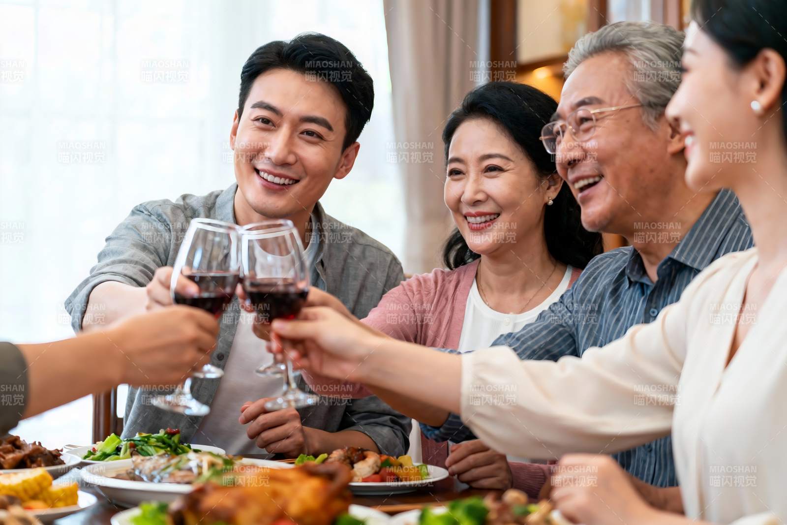家庭聚餐欢庆时刻图片