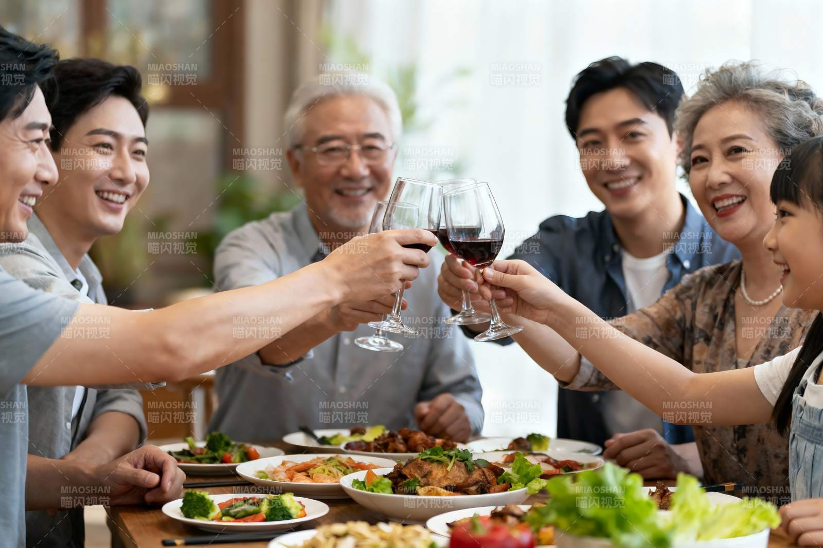 家庭聚餐举杯欢庆图片