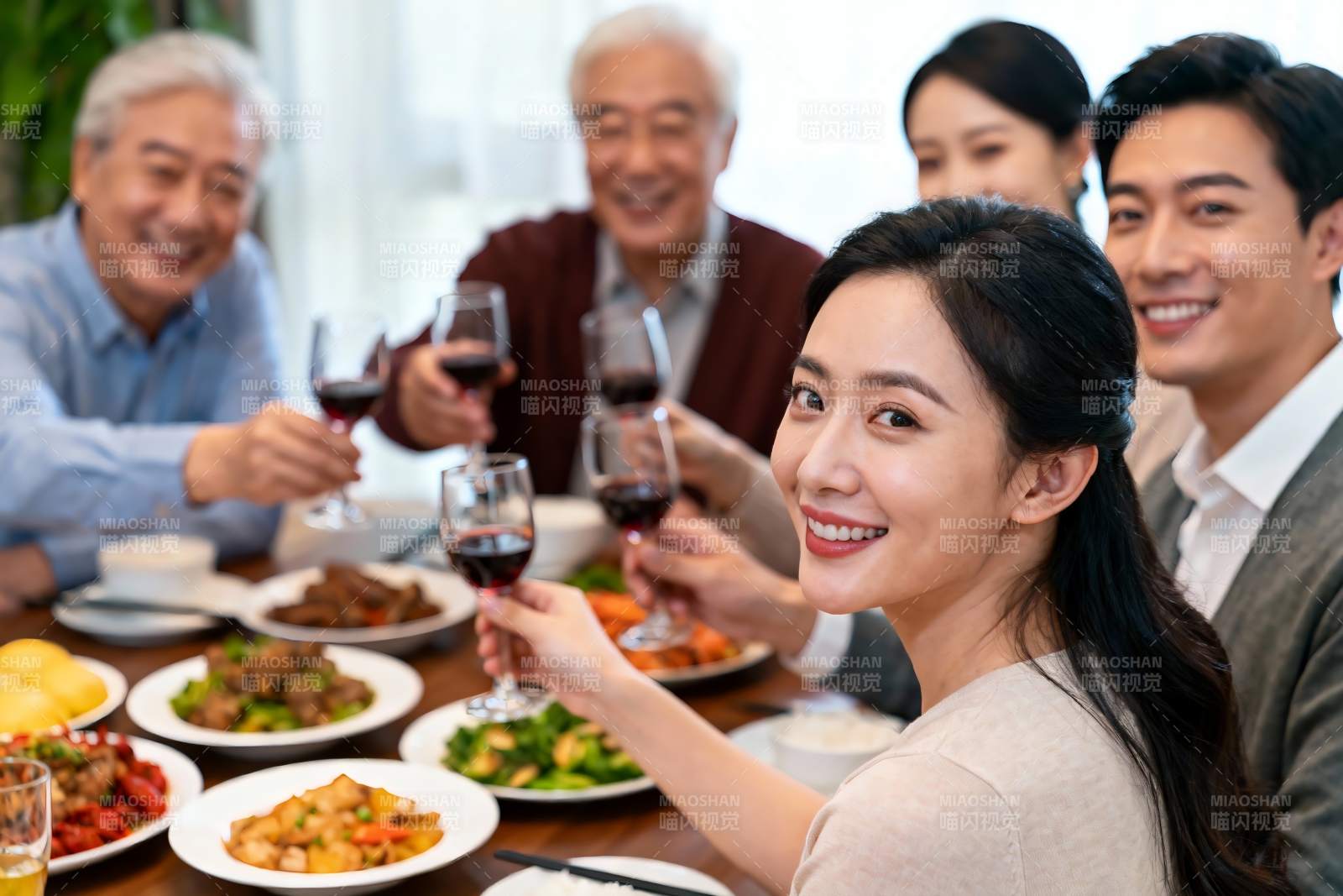 家庭聚餐欢庆时刻图片