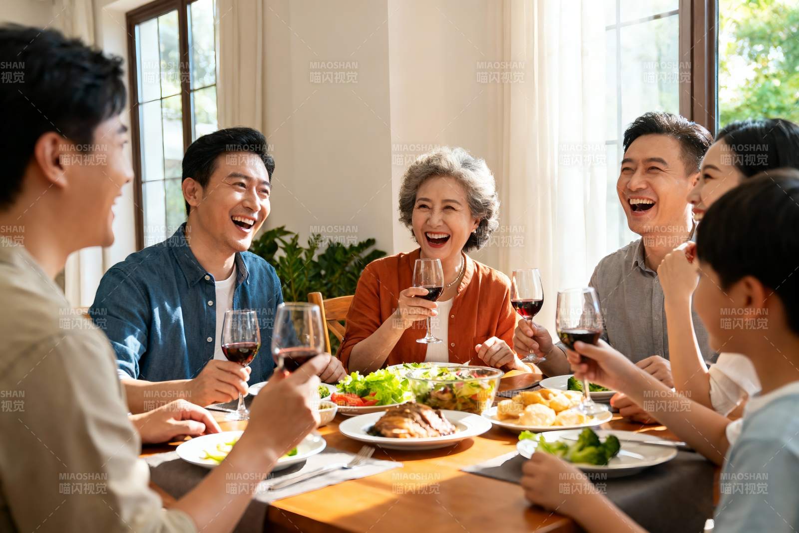 家庭聚餐欢笑共享美食图片