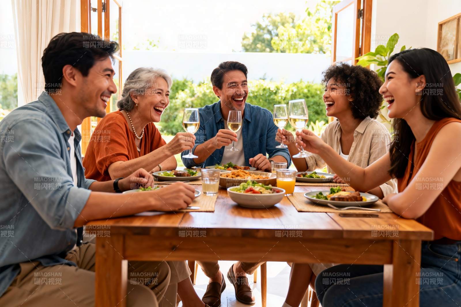 家人朋友聚餐欢笑图片