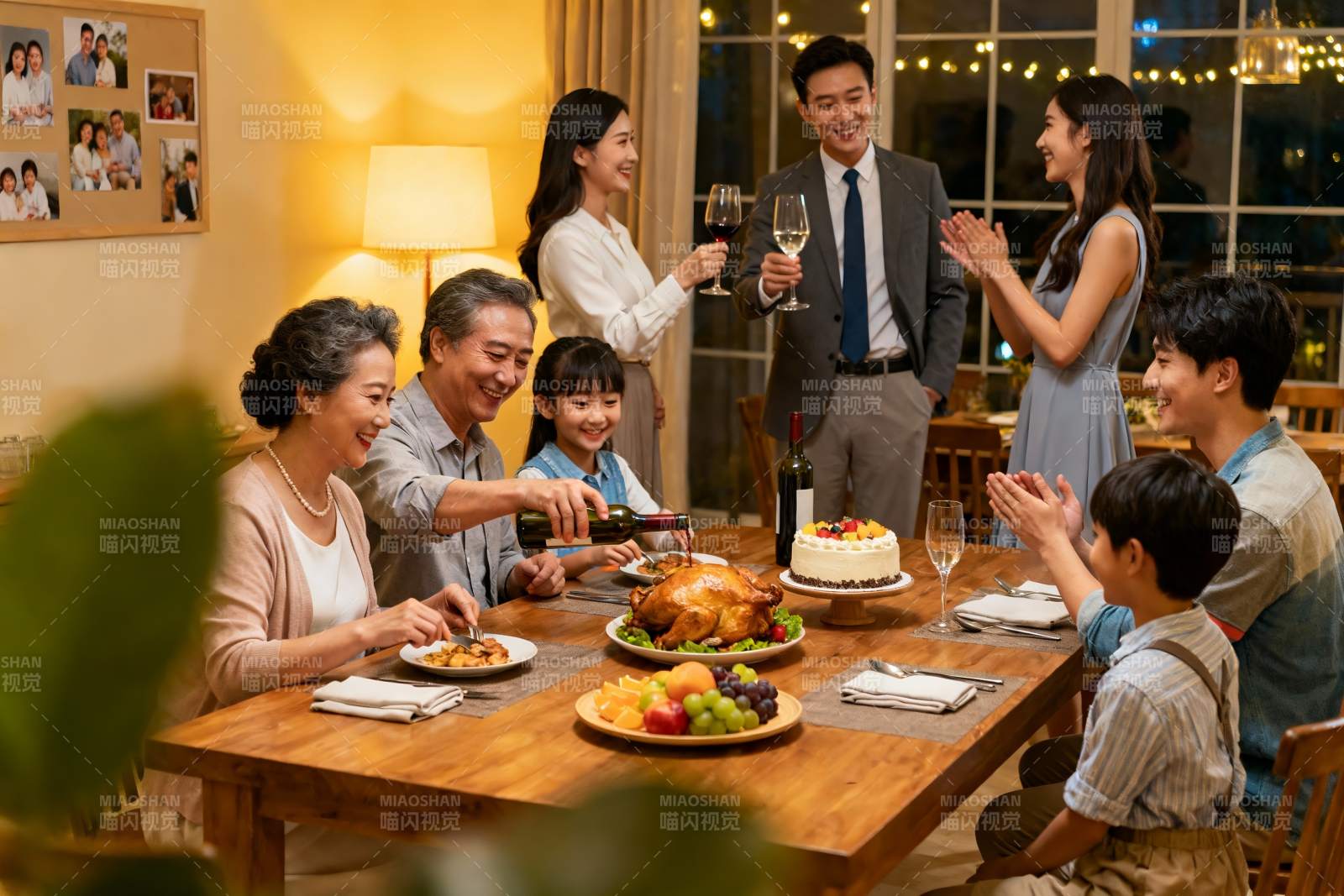 温馨家庭聚餐欢庆时刻图片