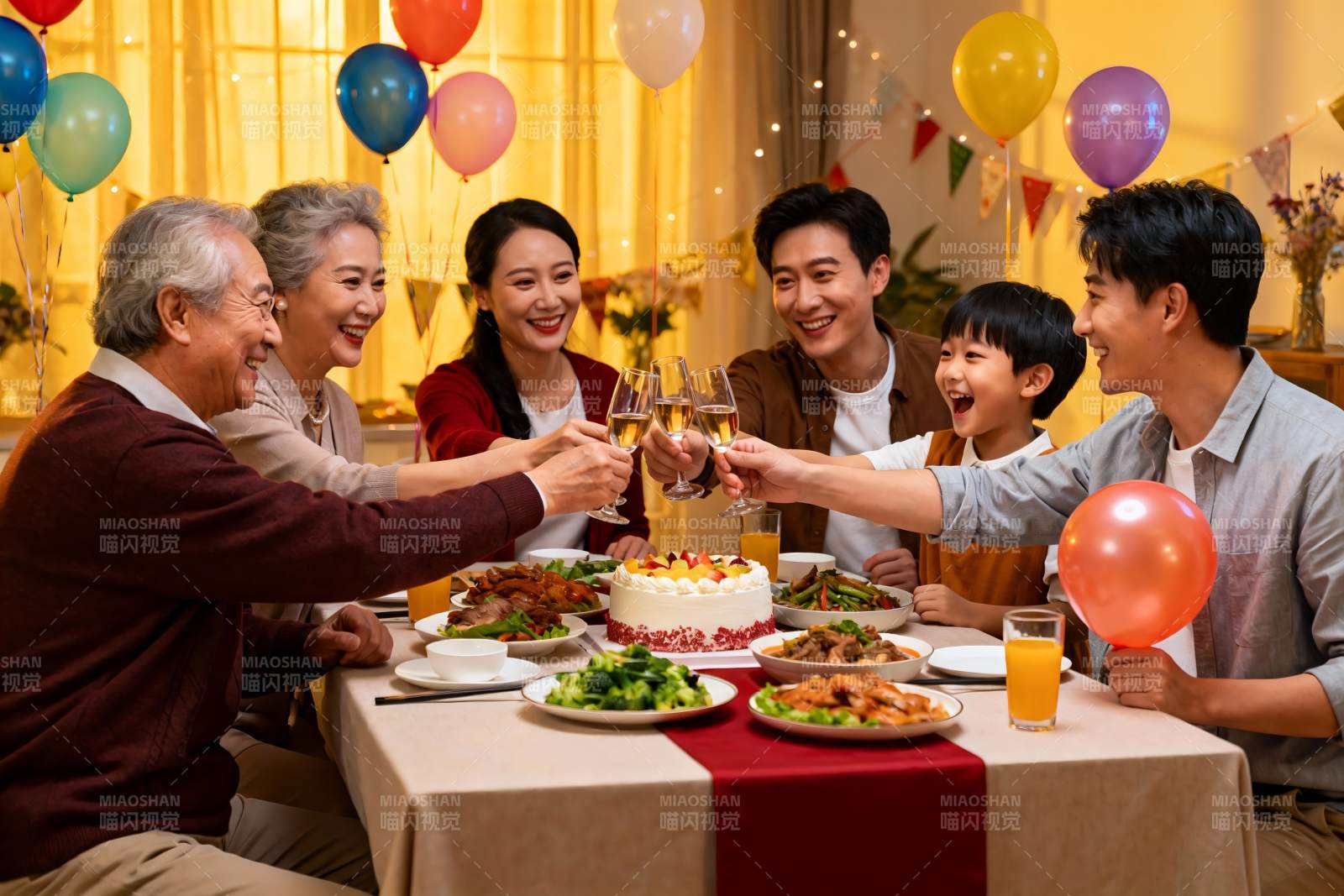 家庭聚餐欢庆时刻图片