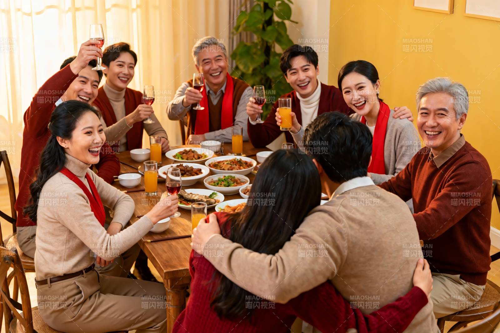 家庭聚餐欢庆时刻图片
