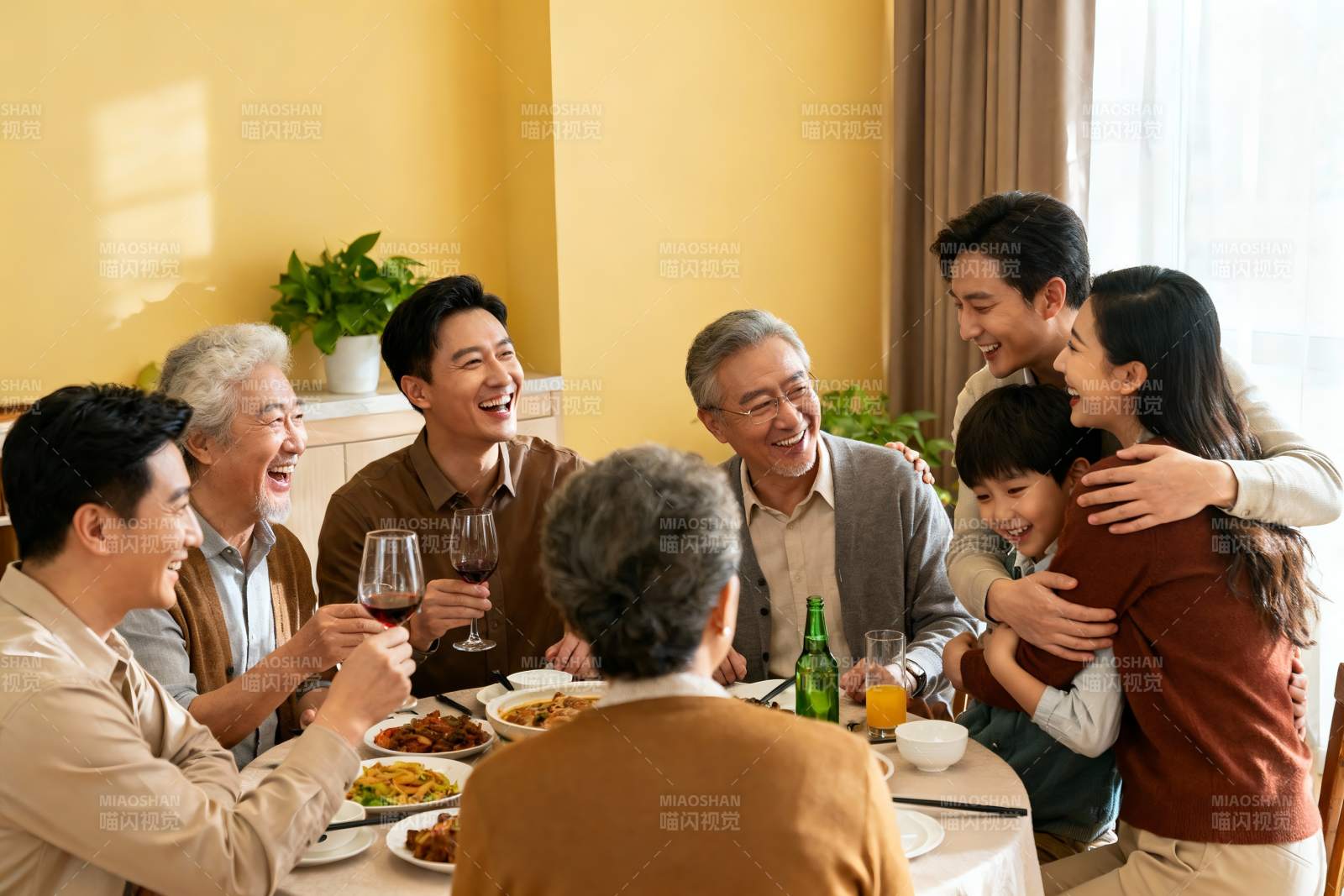 三代同堂家庭聚餐温馨场景图片