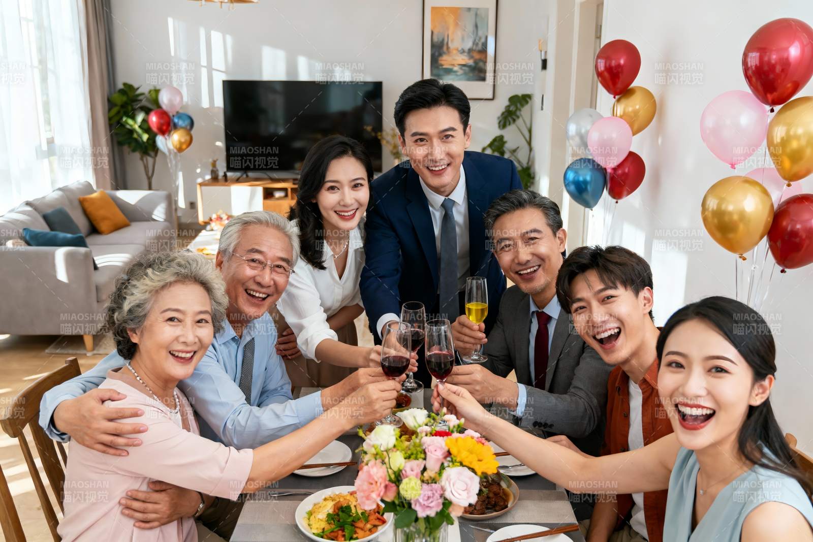 家庭聚会欢庆举杯图片