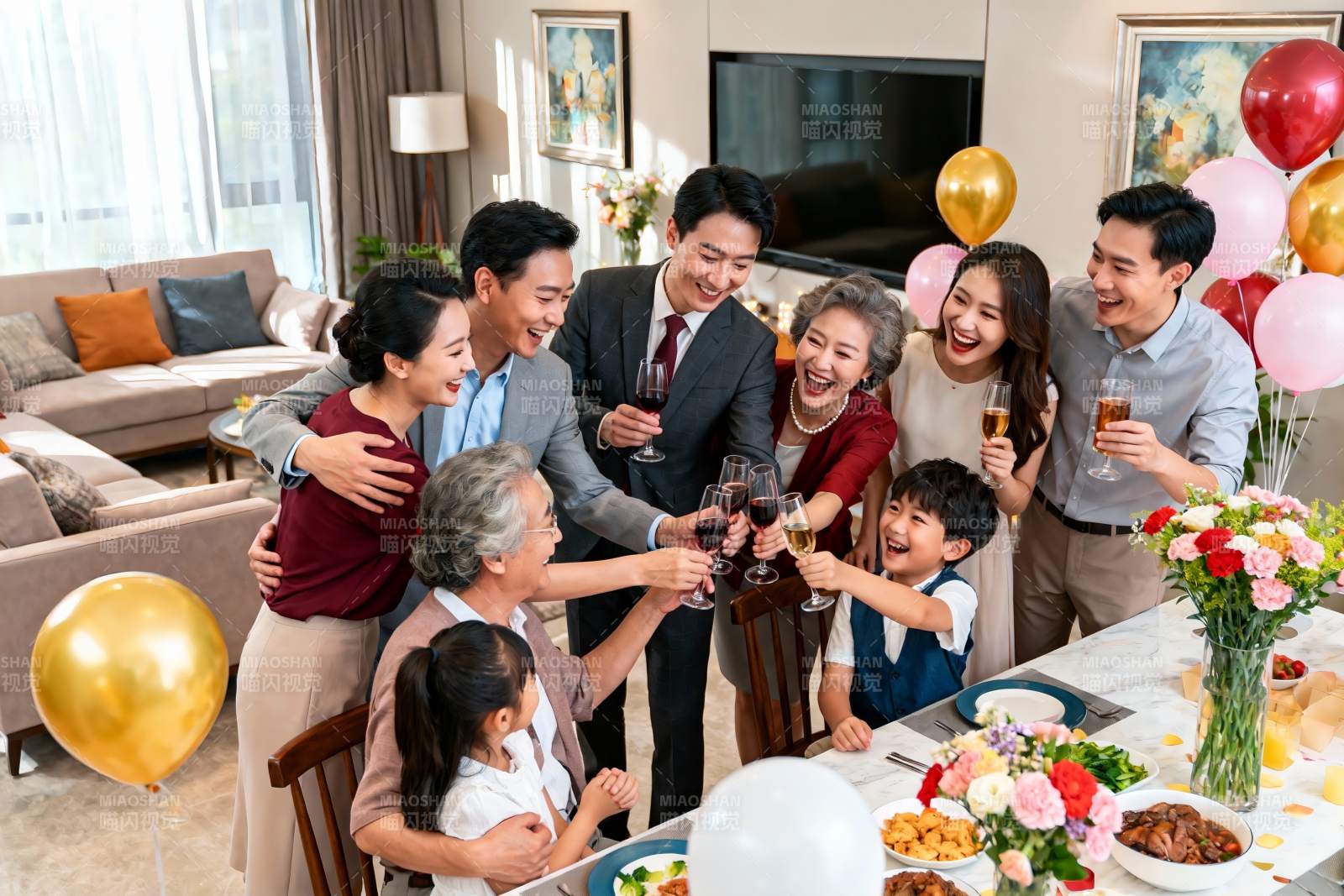 家庭聚会欢庆举杯图片