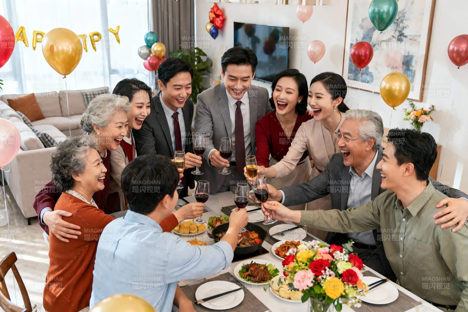 家庭聚会欢庆举杯图片