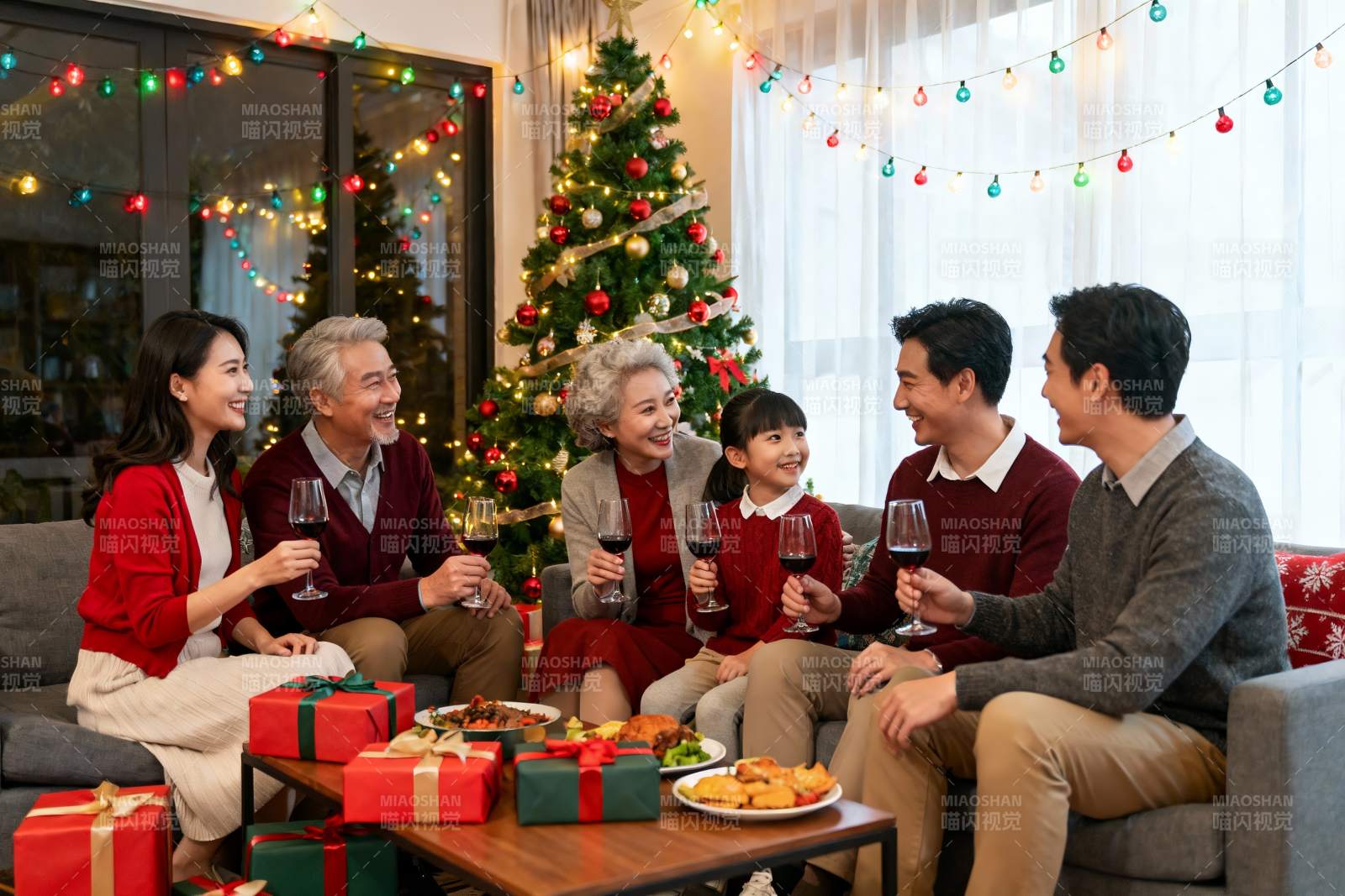 圣诞家庭聚会欢庆温馨图片