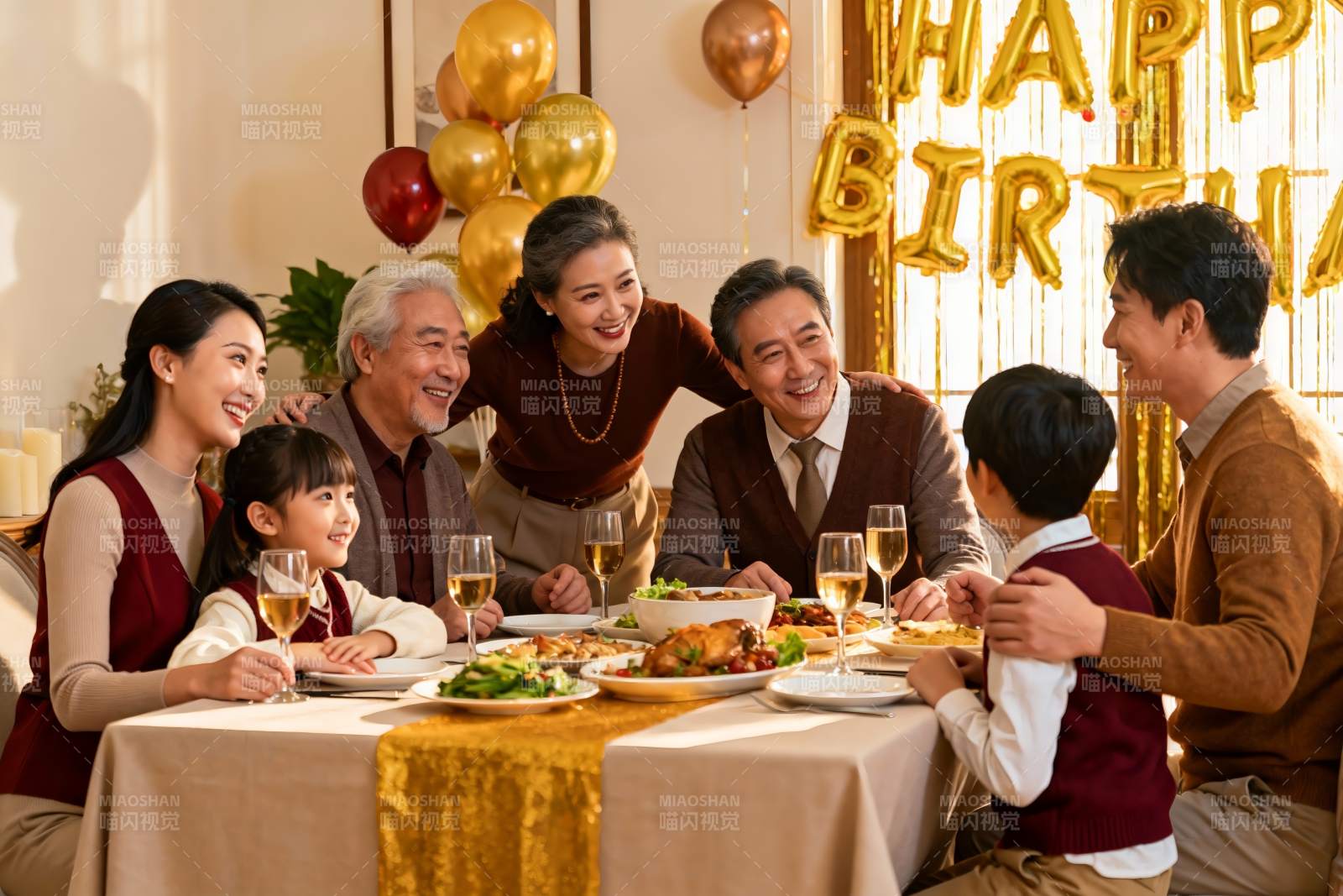 家庭生日聚会温馨场景图片