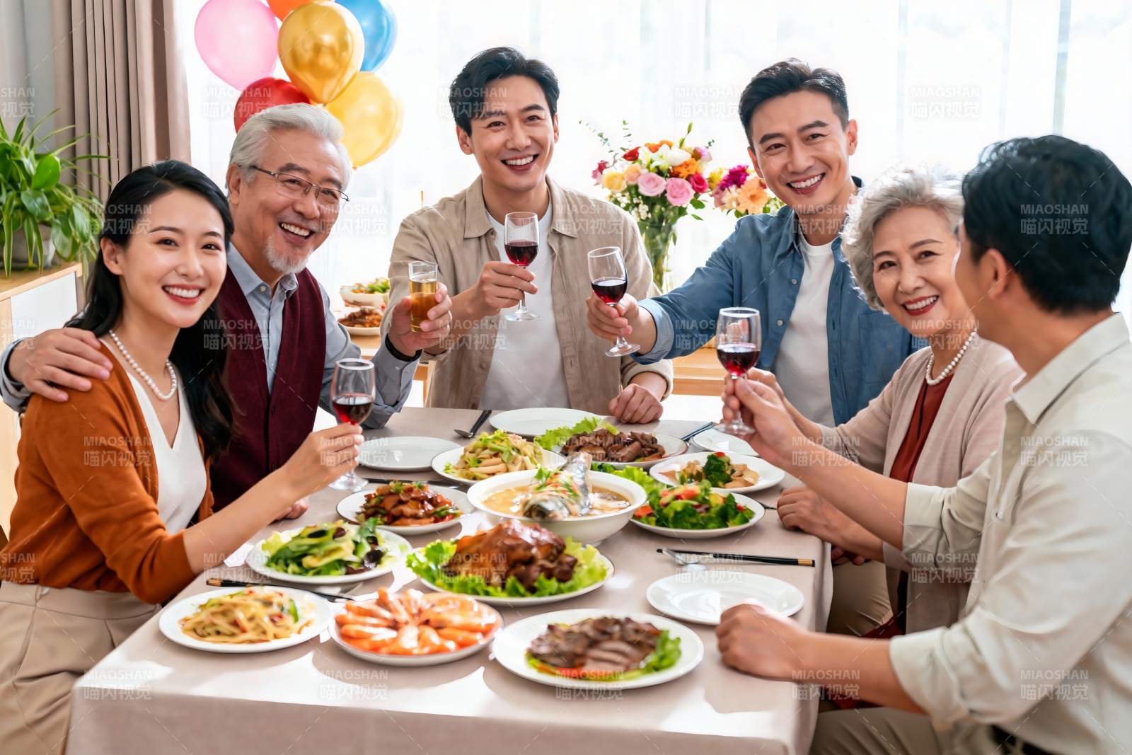 家庭聚餐欢庆时刻图片