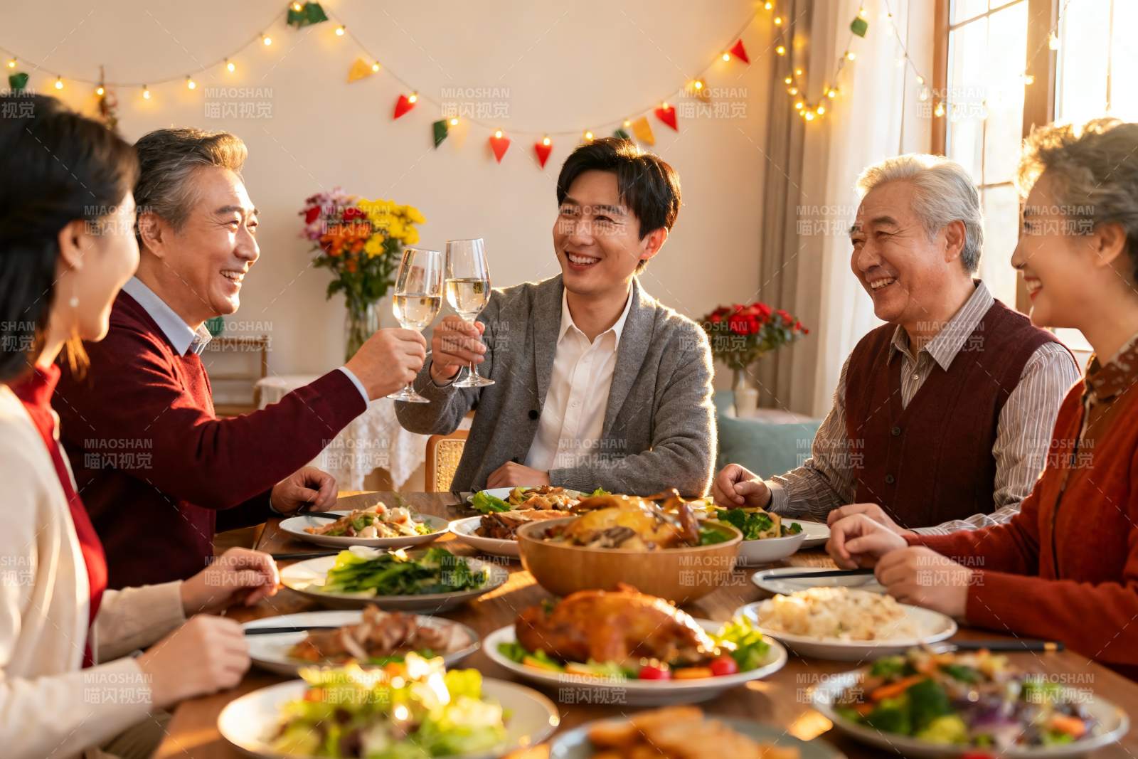 家庭聚餐欢庆时刻图片