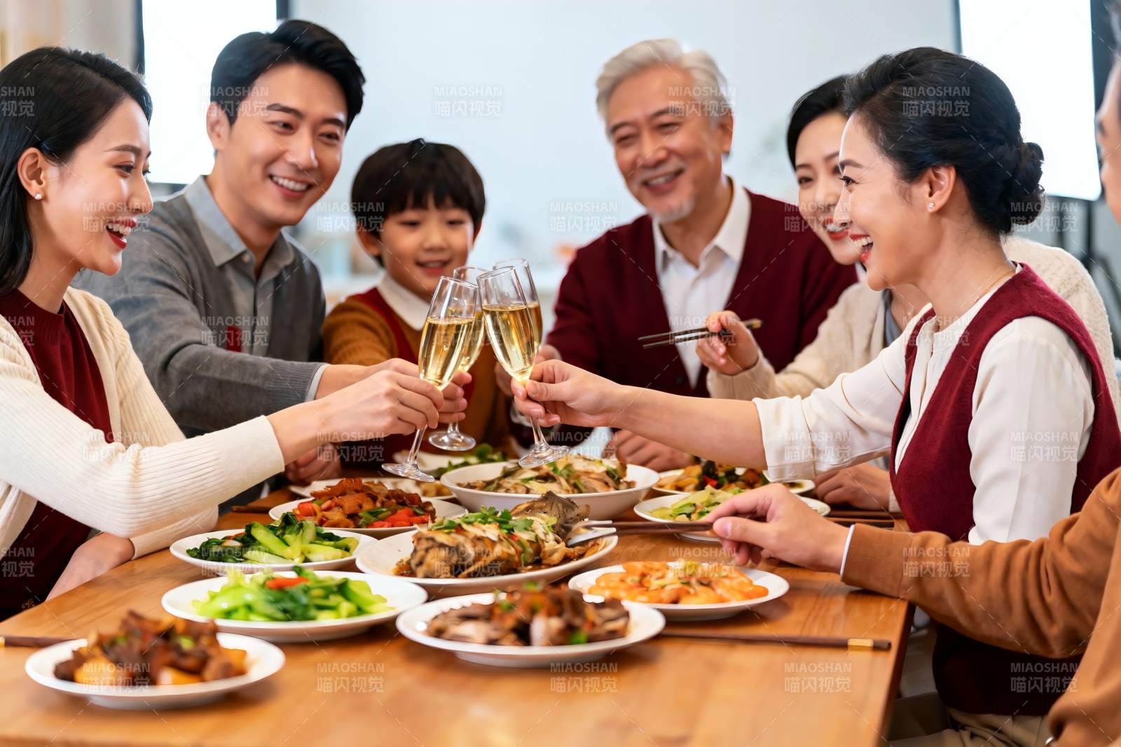 家庭聚餐欢庆时刻图片