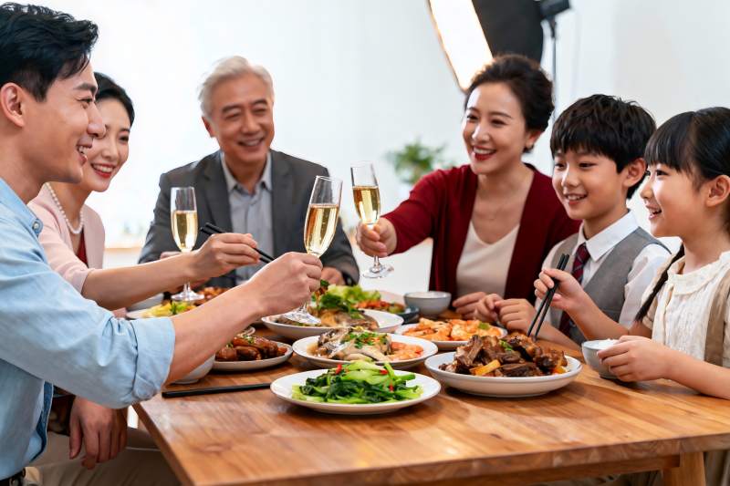 家庭聚餐欢庆时刻图片