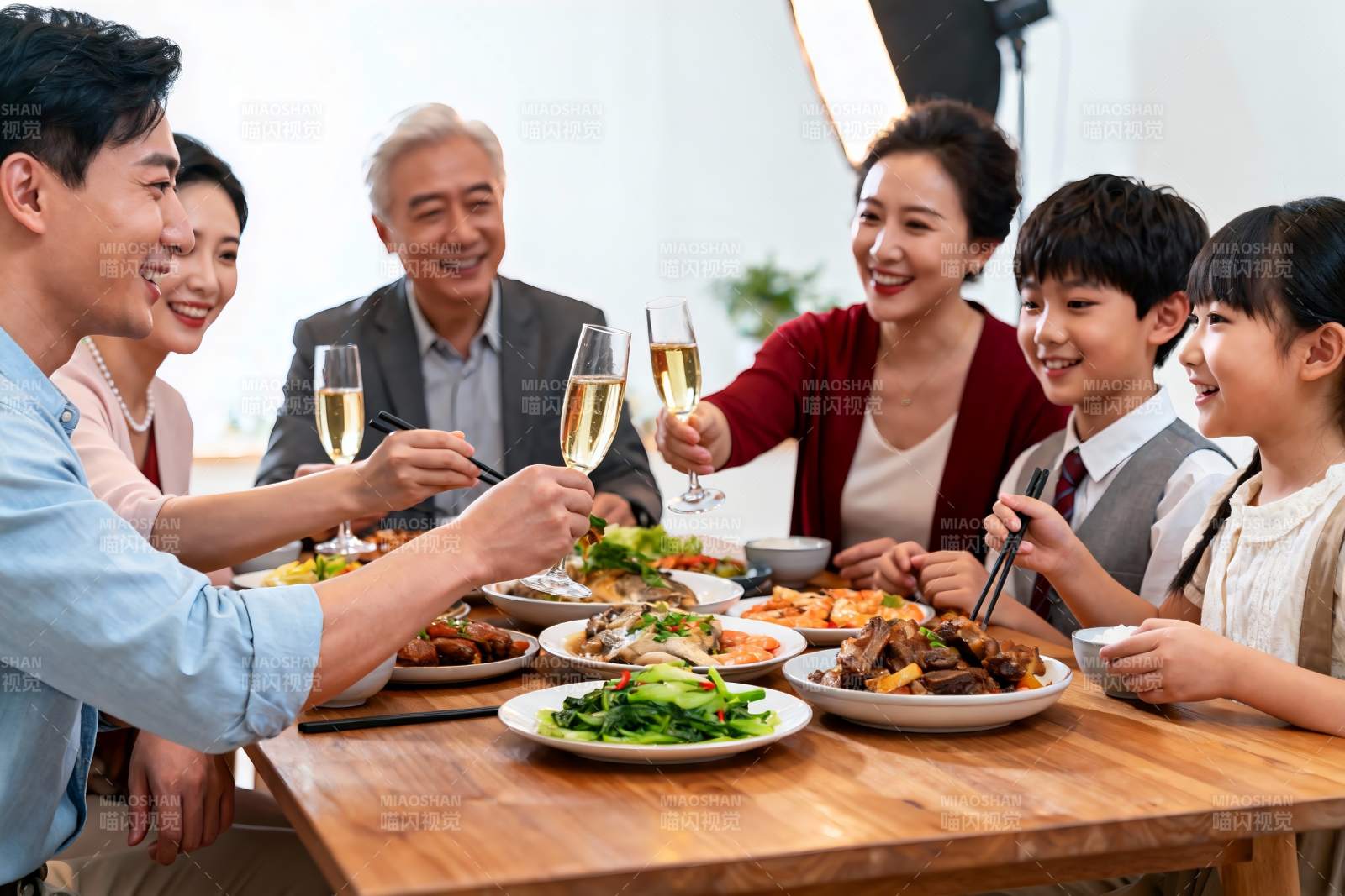 家庭聚餐欢庆时刻图片