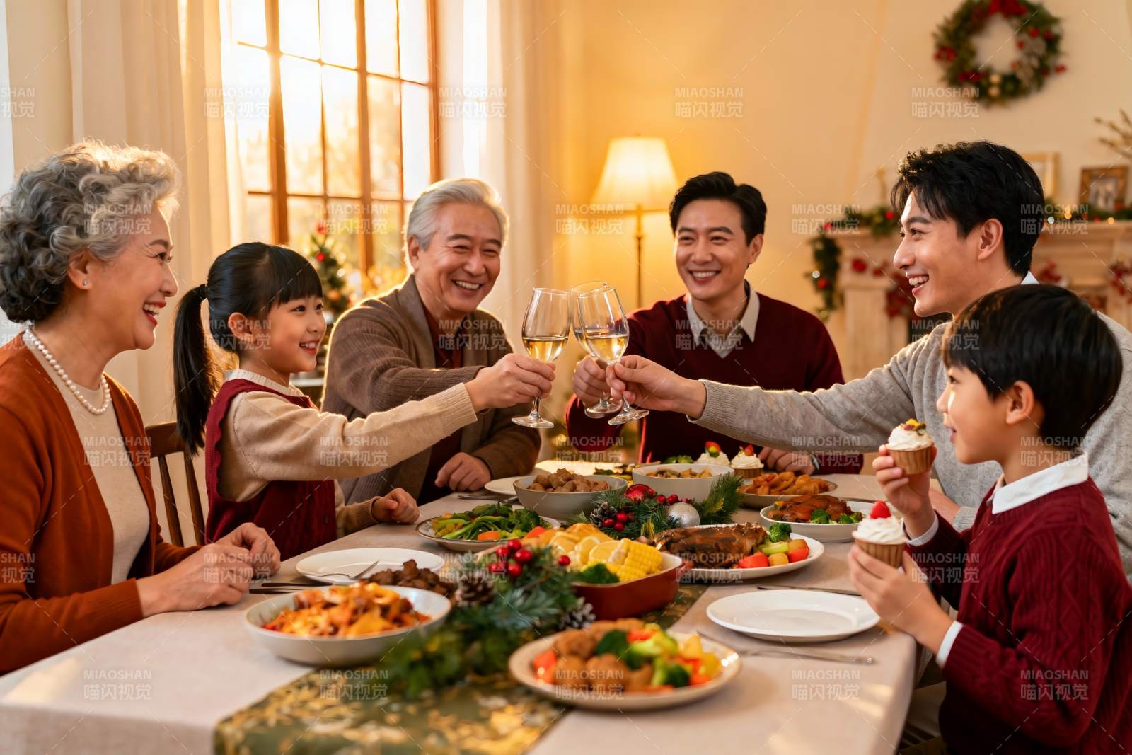 温馨家庭聚餐举杯欢庆图片