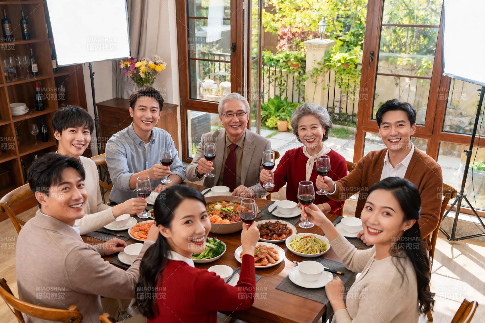 家庭聚餐欢庆时刻图片