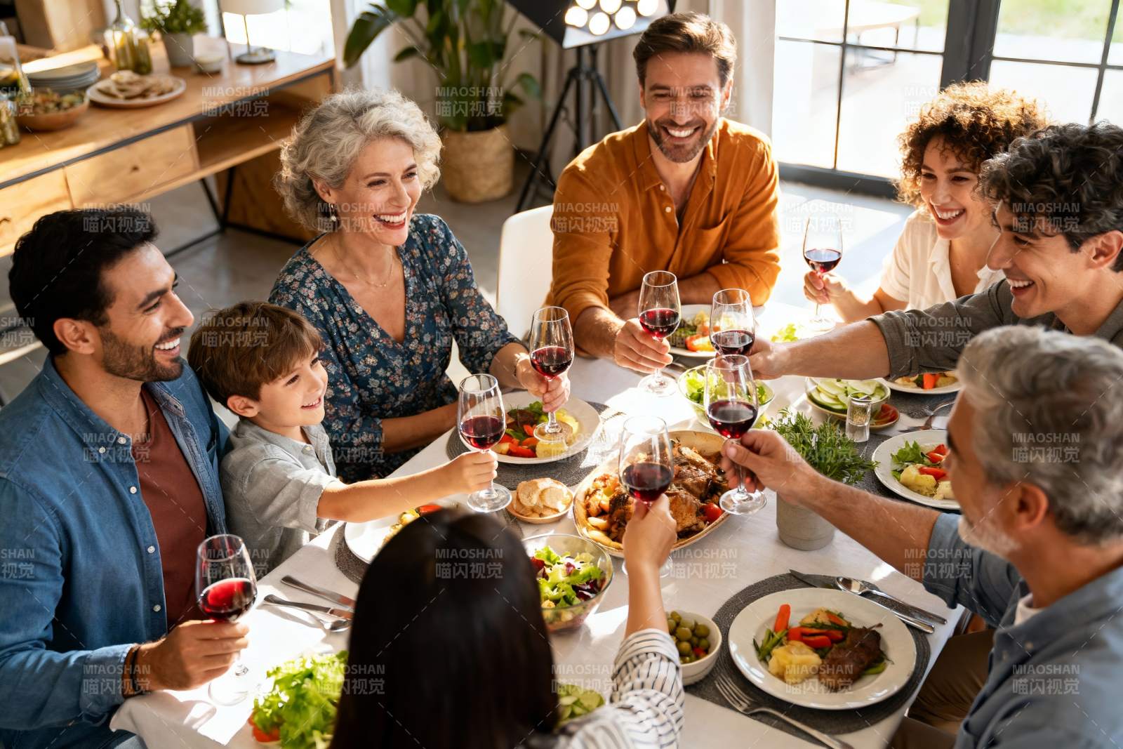 家庭聚餐欢庆时刻图片