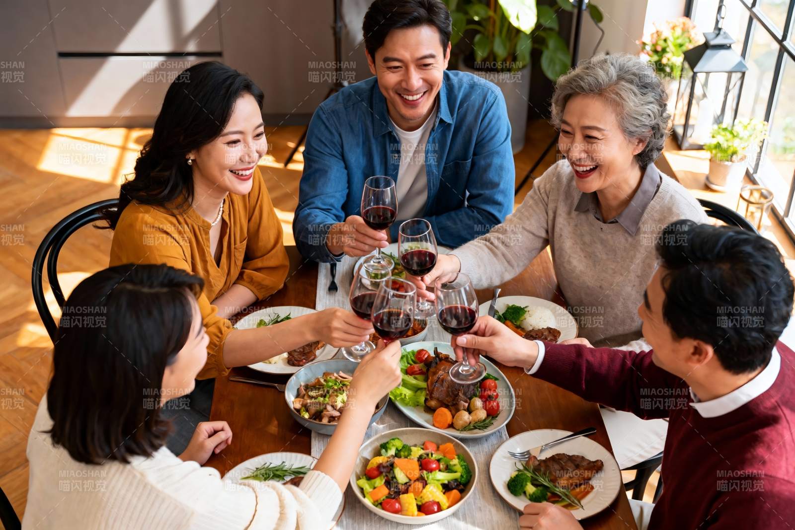 家庭聚餐欢庆时刻图片