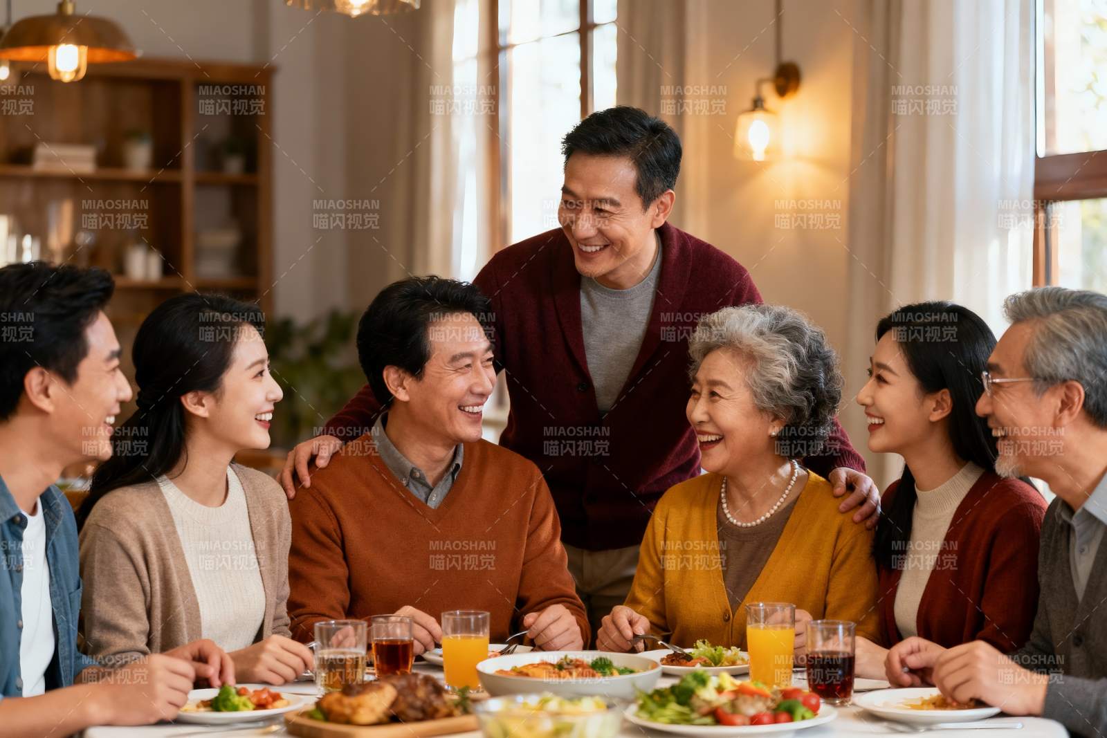 三代同堂家庭聚餐其乐融融图片