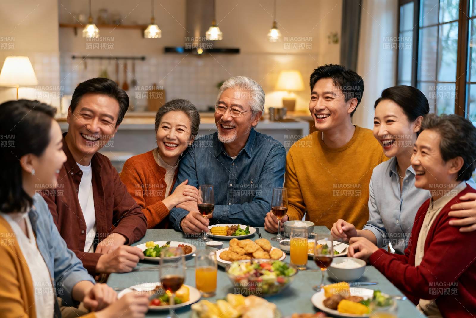 三代同堂家庭聚餐其乐融融图片