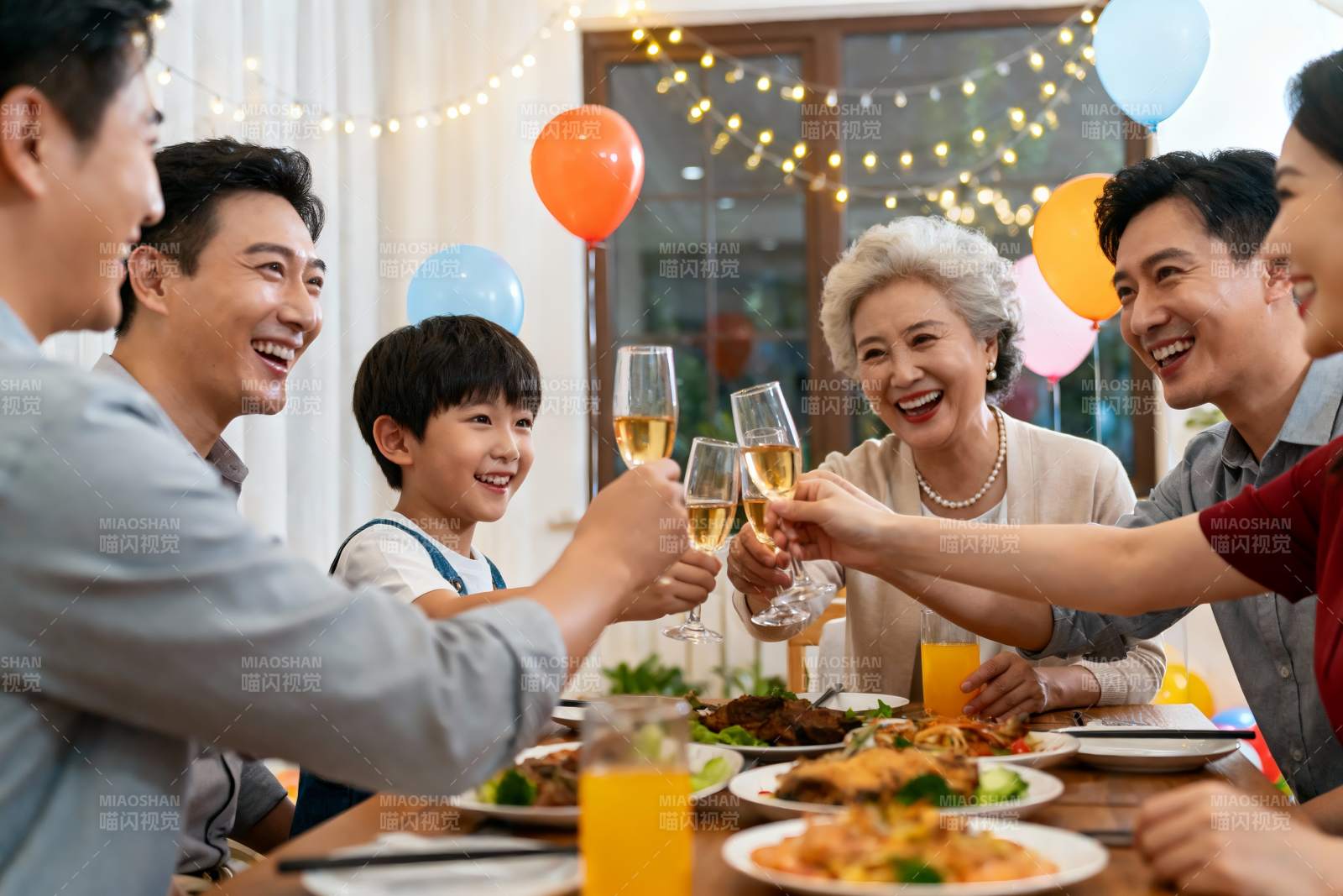 家庭聚餐欢庆举杯图片