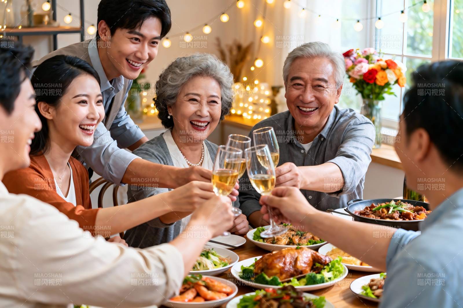 家庭聚餐欢庆时刻图片