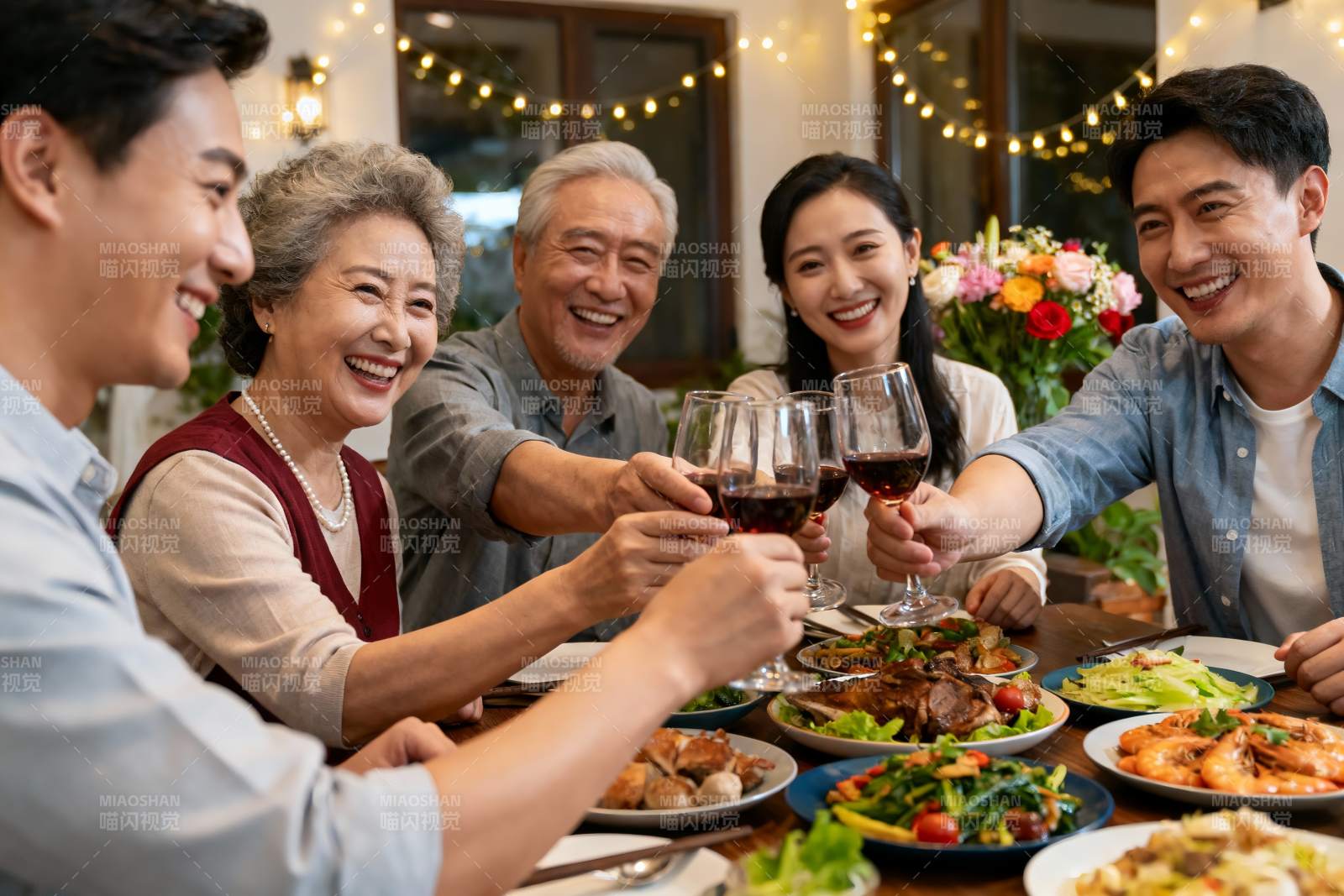 家庭聚餐欢庆时刻图片