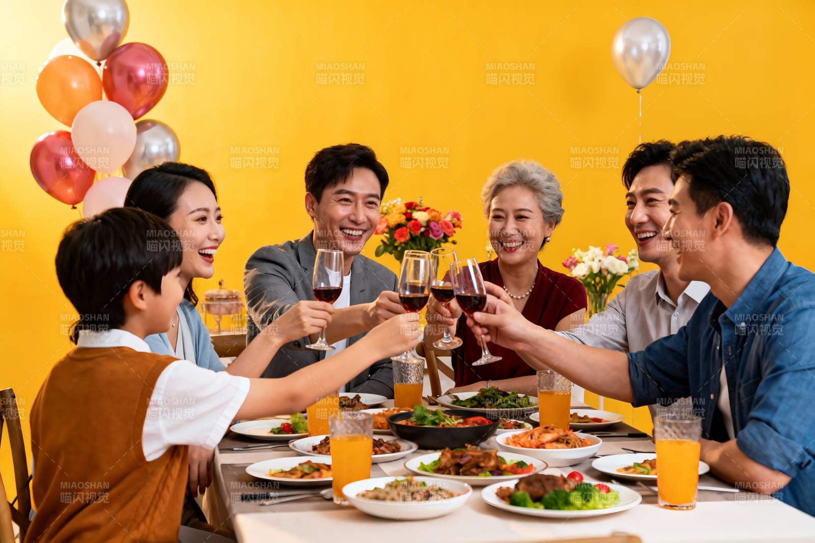 家庭聚餐欢庆时刻图片