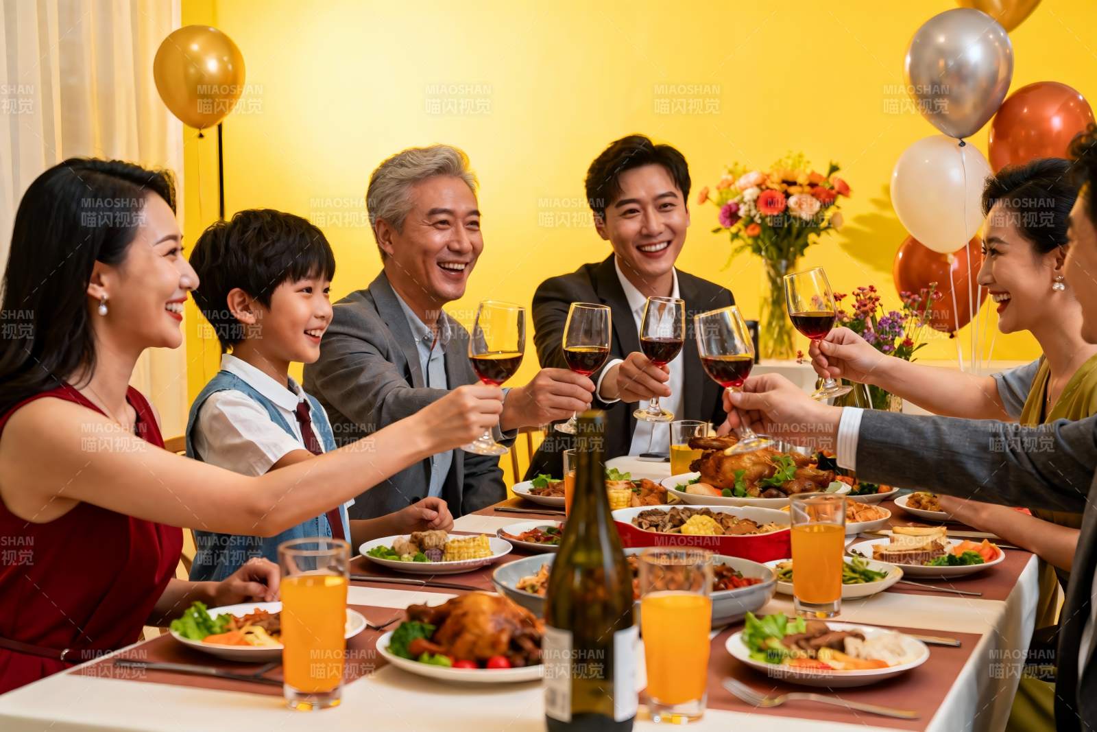 家庭聚餐欢庆举杯图片