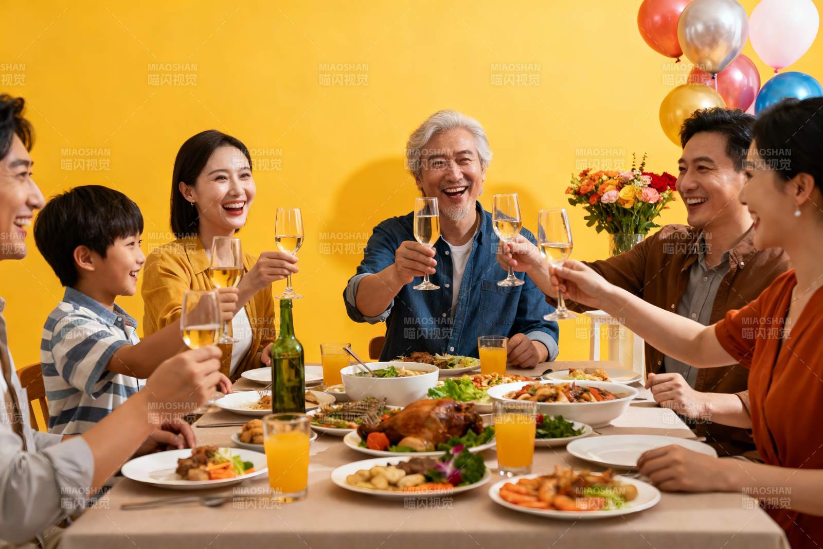 家庭聚餐欢庆时刻图片