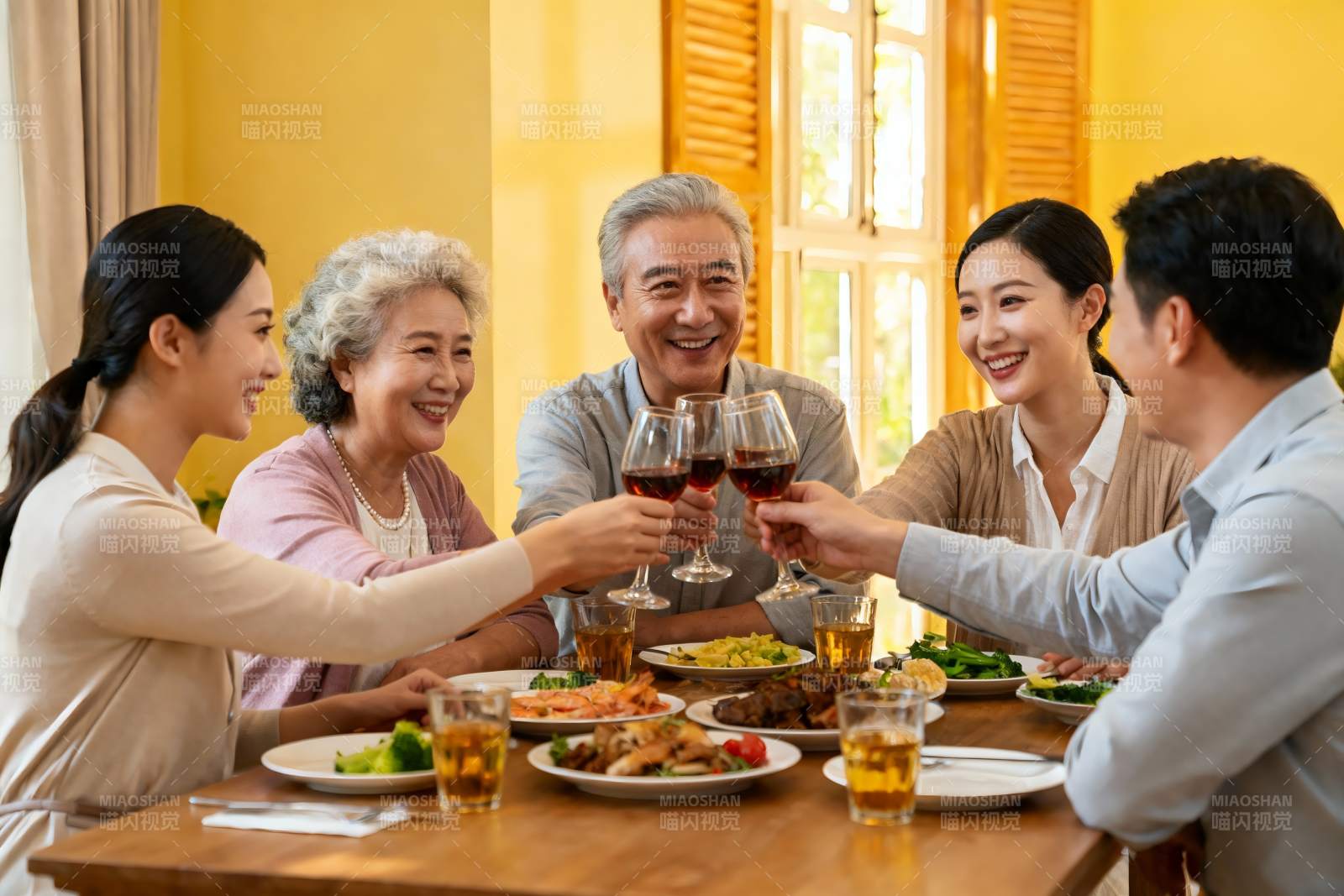 三代同堂家庭聚餐举杯欢庆图片