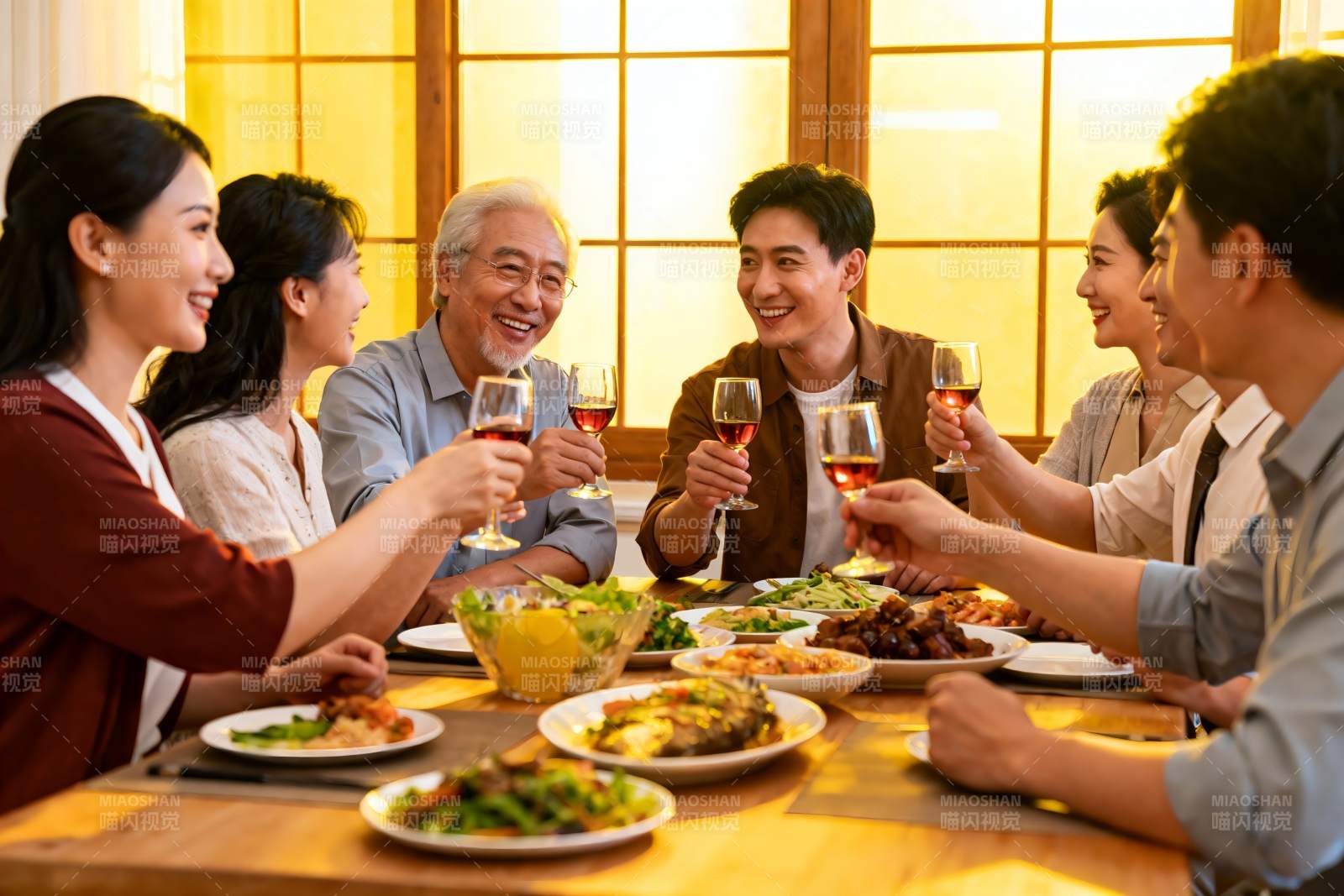 家人聚餐欢庆举杯图片
