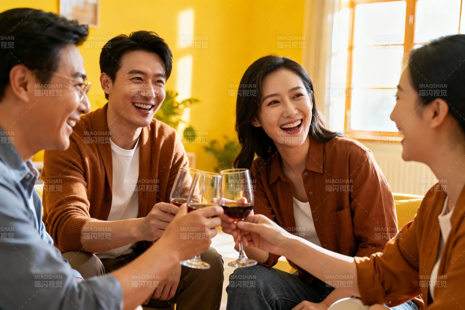 四人举杯欢聚室内场景图片