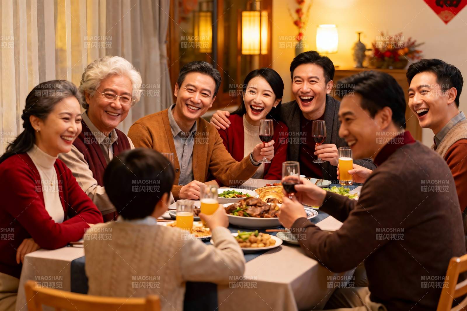 家庭聚餐欢庆团圆时刻图片