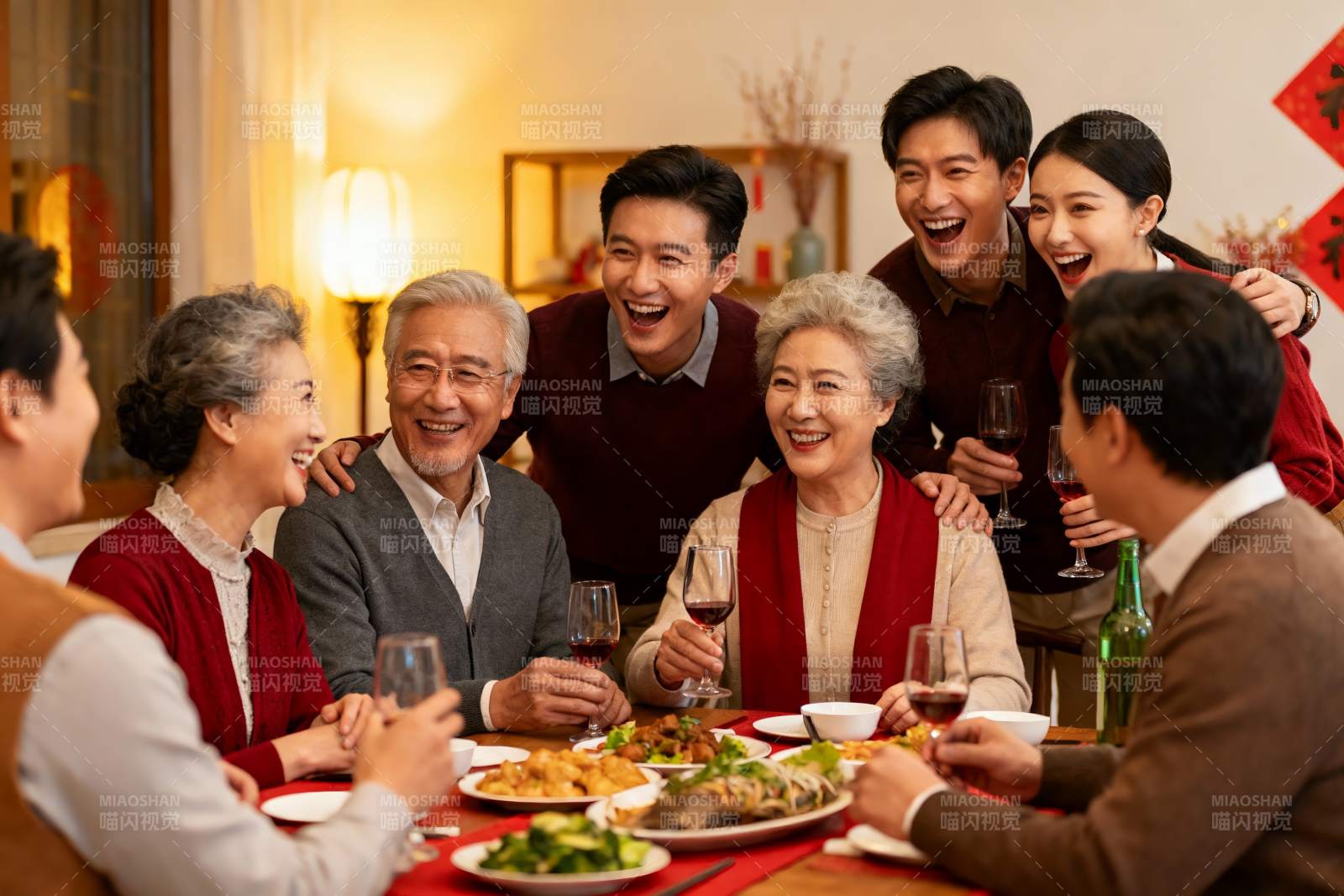 家庭聚餐欢笑场景图片