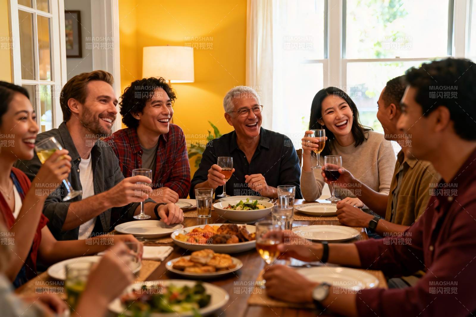 家庭聚餐欢笑场景图片