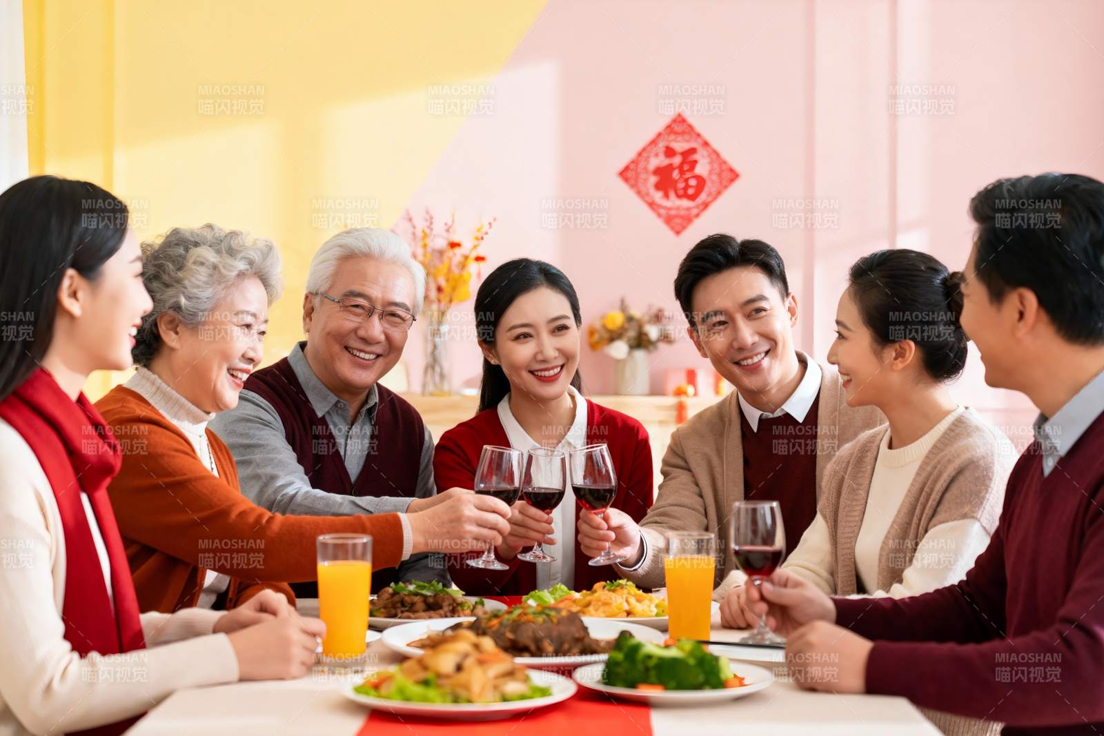 家庭聚餐欢庆团圆时刻图片