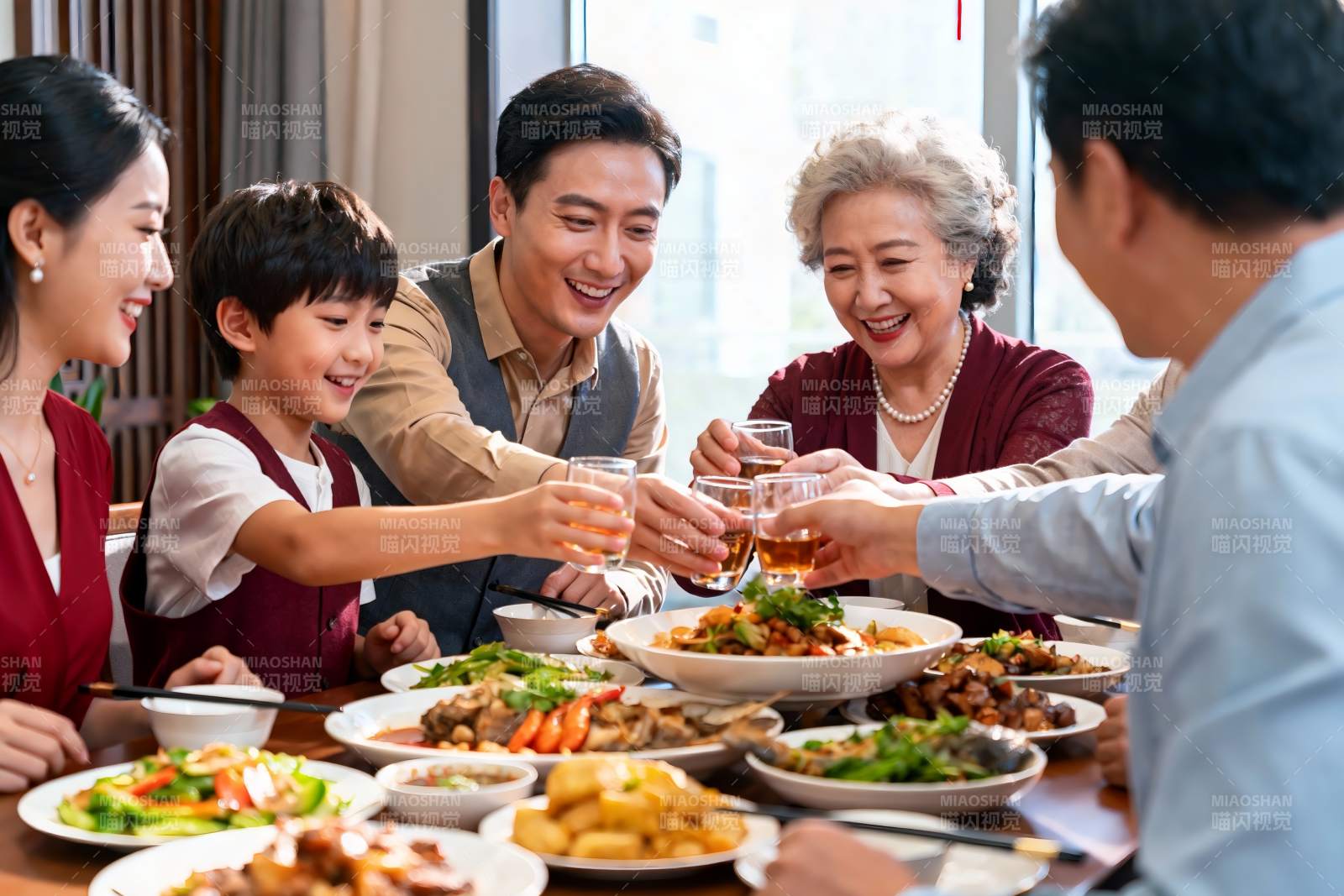 三代同堂家庭聚餐举杯欢庆图片