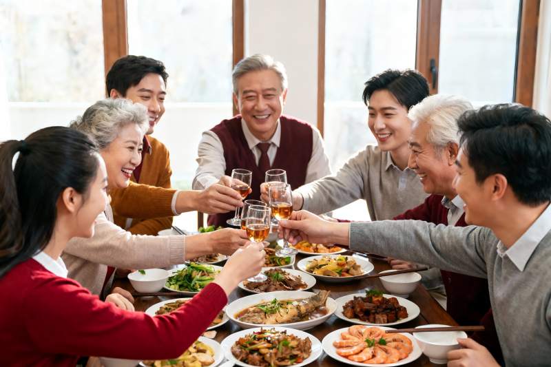 家庭聚餐欢庆时刻图片