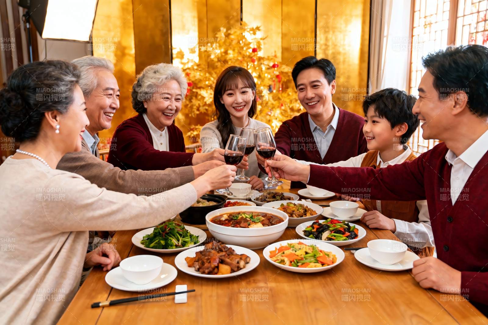 温馨家庭聚餐举杯欢庆图片