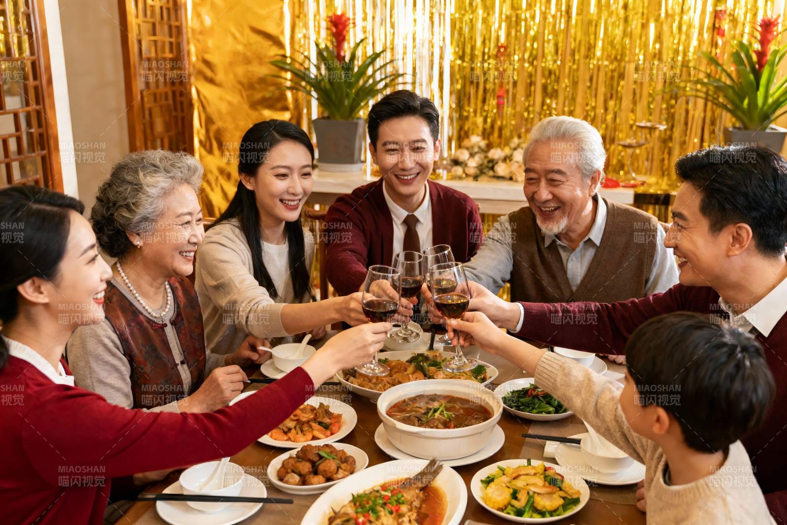 家庭聚餐举杯欢庆图片