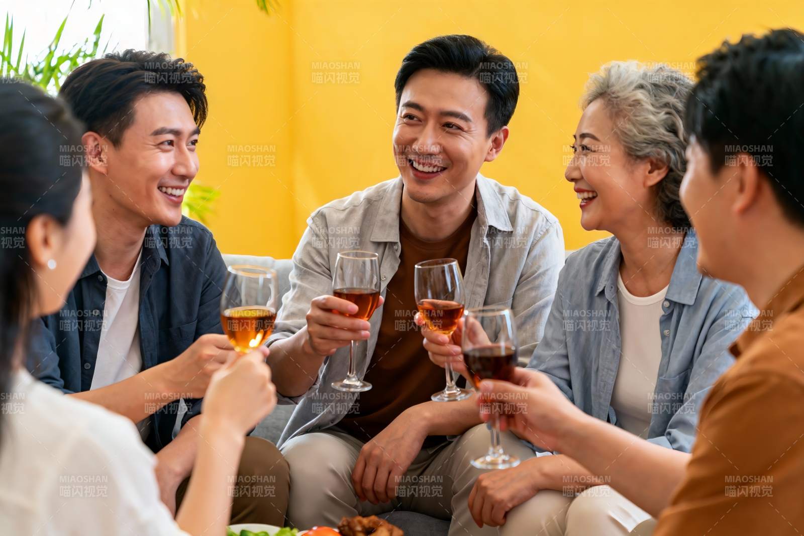 家庭聚会欢饮时刻图片