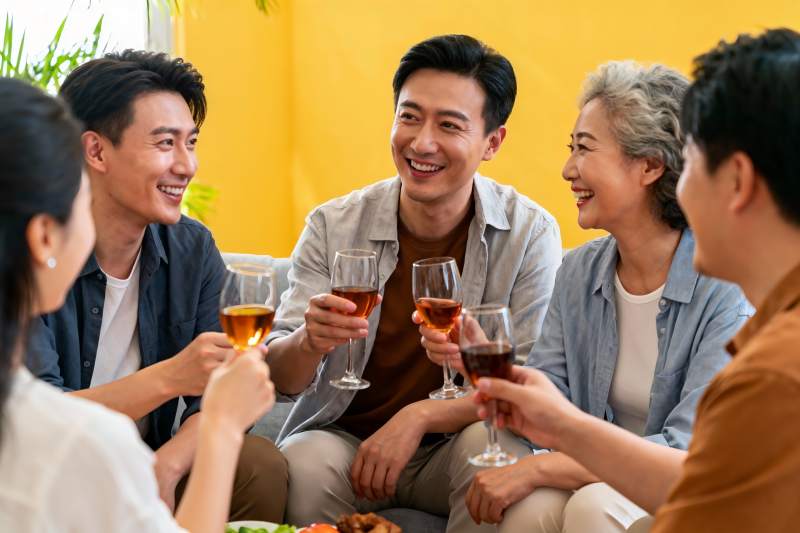 家庭聚会欢饮时刻图片