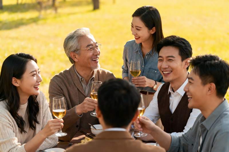 户外聚会欢饮场景图片