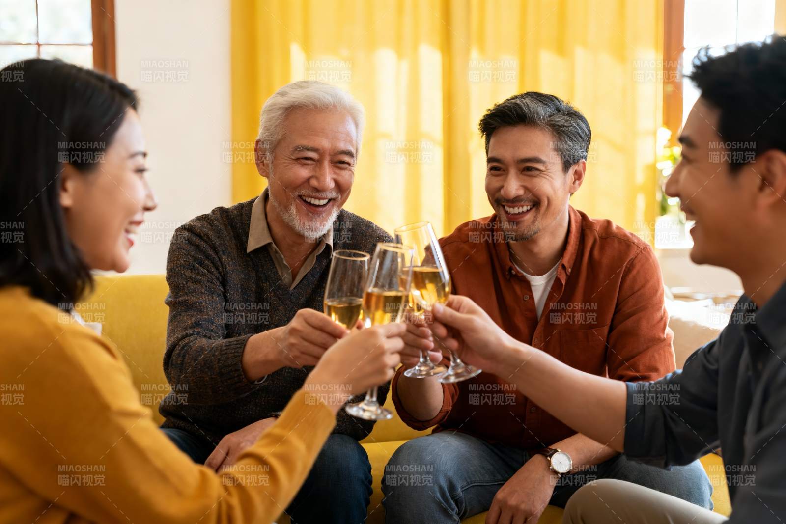 四人举杯欢庆家庭聚会图片