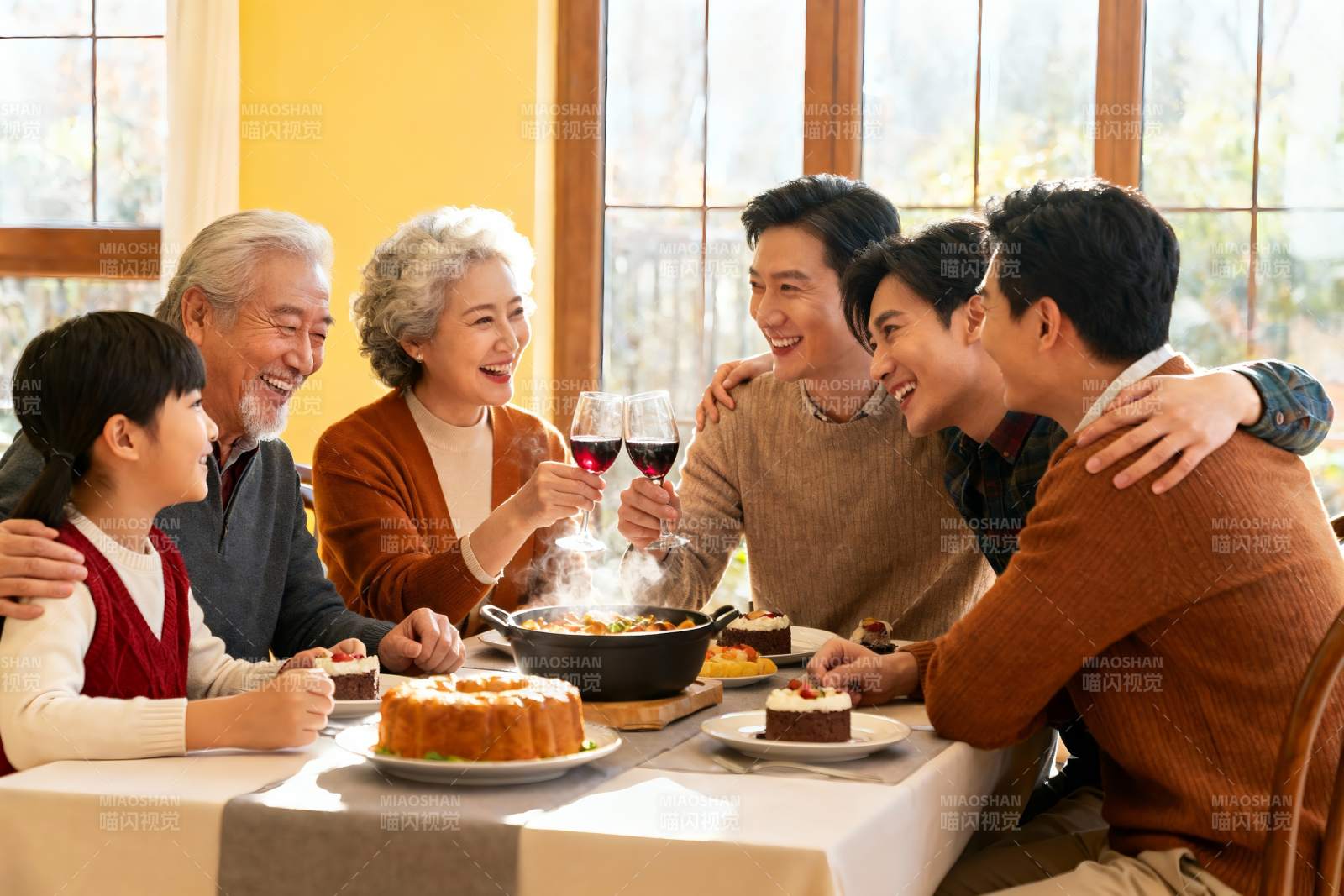 家庭聚餐欢庆时刻图片